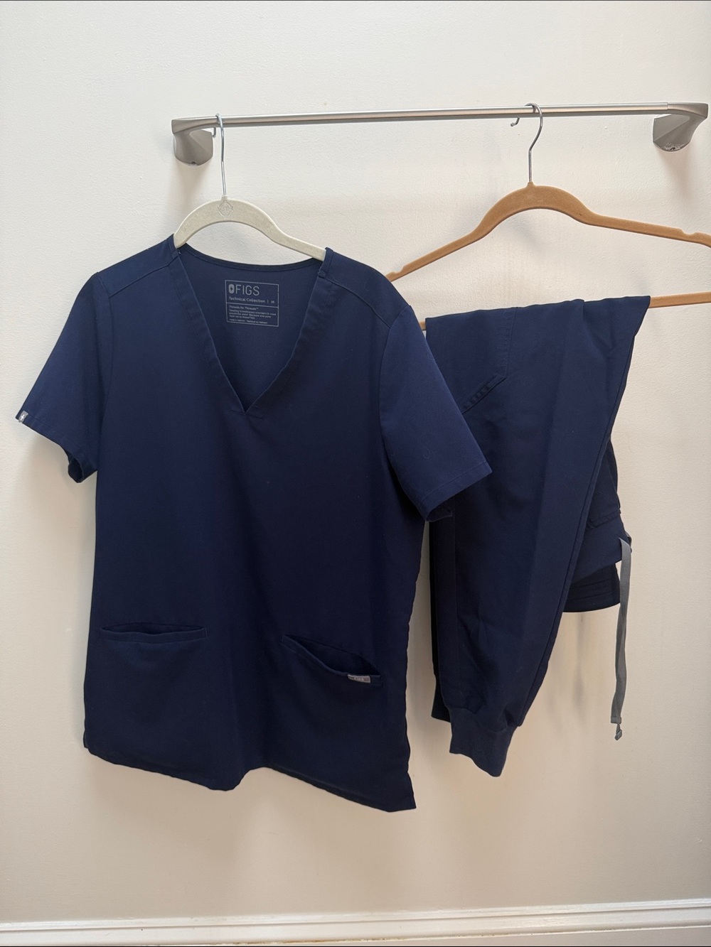 Figs Navy 3 Pocket Scrub Top and Jogger Pants size M